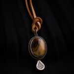 A pendant made of Yemeni Aqeeq stone with a silver frame.